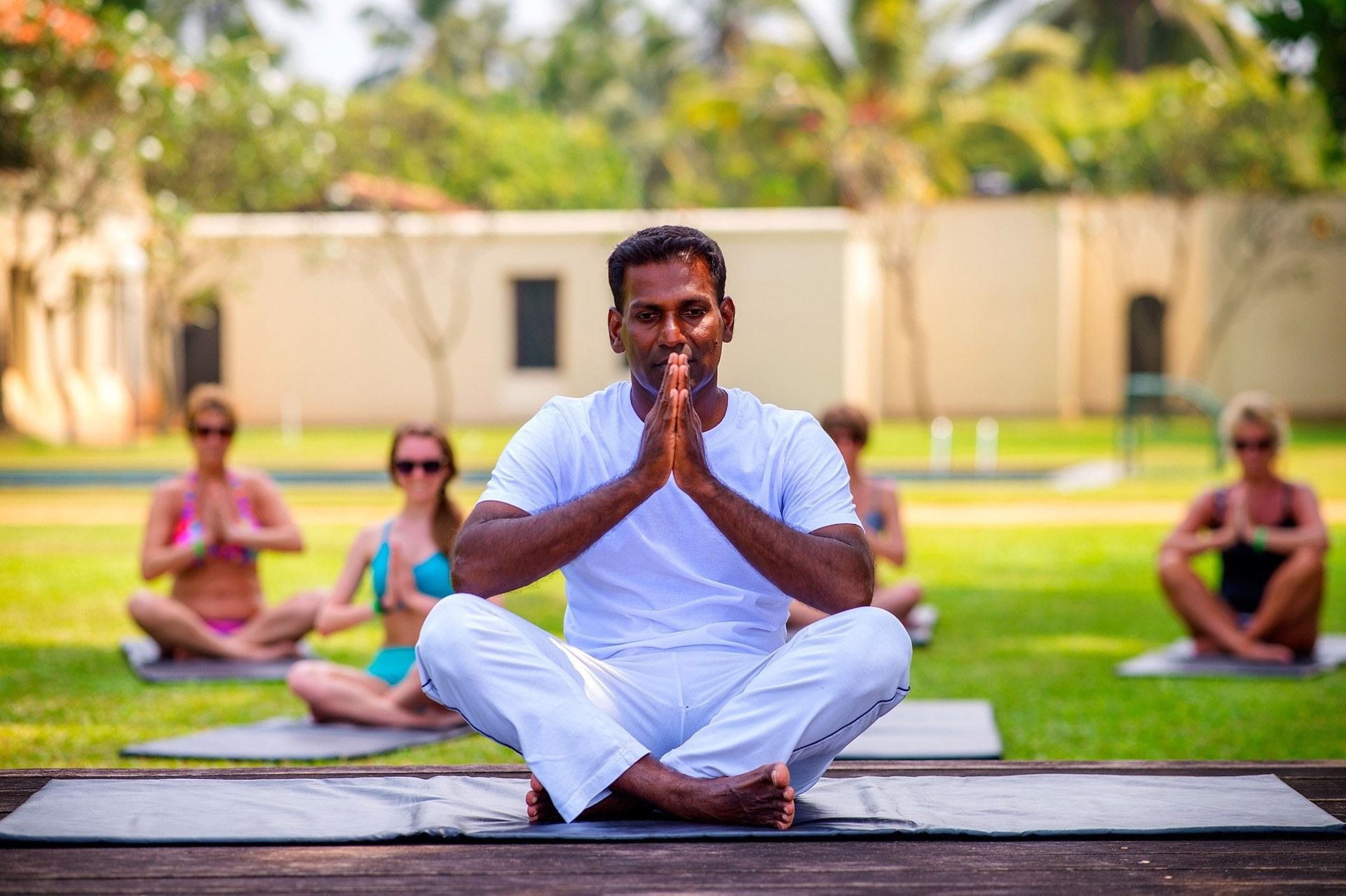 Nishan Prabhachandra collecte aide à la reconstruction d'une maison détruite par le Tsunami de 2004 au Sri Lanka